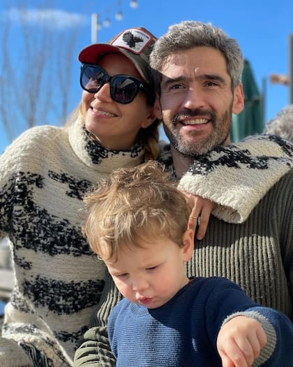 Marcela Kloosterboer posando junto a Fernando Sieling y su bebé, Otto