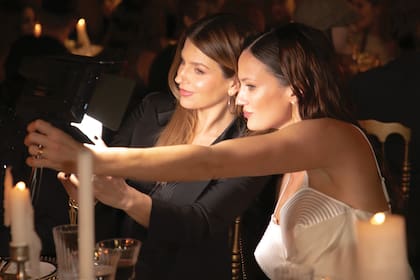 Marcela Kloosterboer y Paula Chaves hicieron juntas teatro en el verano y se volvieron muy amigas. Para el evento, lucieron diseños de Gaultier pret a porter.
