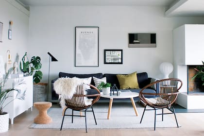Marcela organizó el living con la idea de tener una vista abierta y amplia del área social desde la entrada de la casa. Sillones individuales (Déjà-vu). Lámpara de pie negra (louis Poulsen). Alfombra (Muuto).
