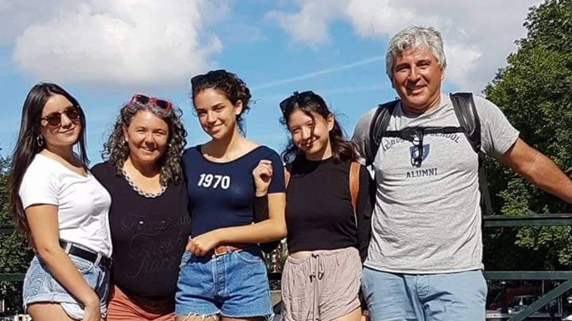 Marcela, Pablo y sus tres hijas.