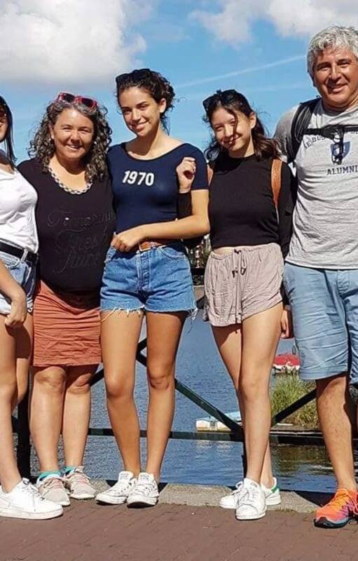 Marcela, Pablo y sus tres hijas.