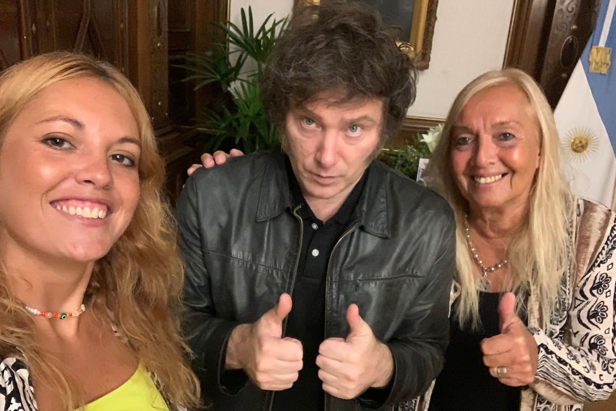 Marcela Podestá, su hija Vicky y el presidente Javier Milei durante su visita a la Casa Rosada