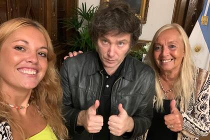 Marcela Podestá, su hija Vicky y el presidente Javier Milei durante su visita a la Casa Rosada