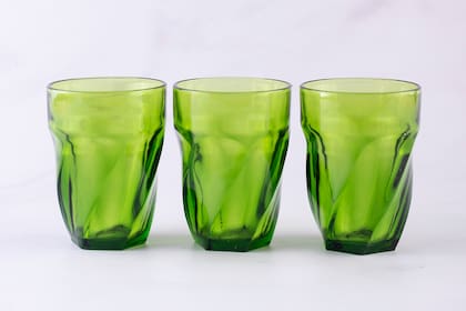 Marcela, que vivía en Avellaneda, creció escuchando las historias de los tiempos de esplendor de Cristalux, donde se fabricaba Dúrax. Acá, vasos de un modelo no tan común, y en su famoso "verde jade".