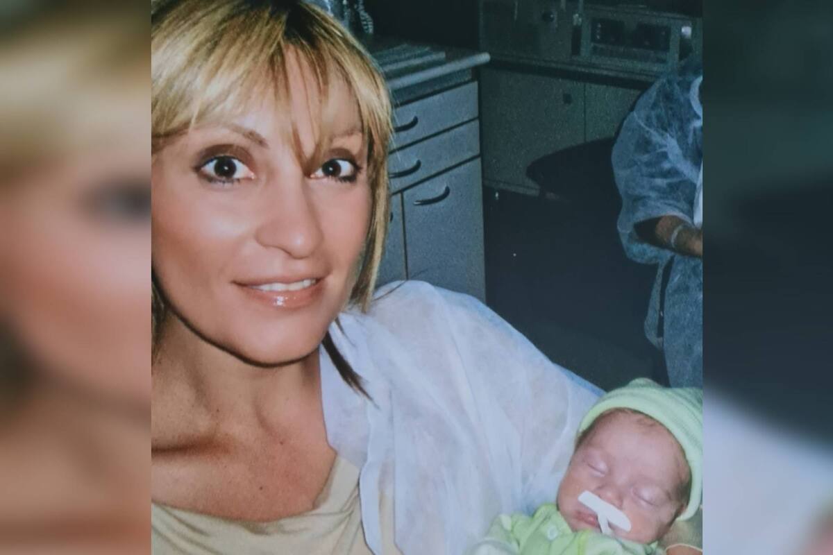 Marcela Tauro con Juan Cruz en brazos (Foto: Instagram/@_marcelatauro)