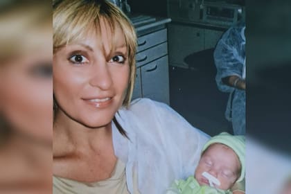 Marcela Tauro con Juan Cruz en brazos tras el nacimiento del bebé