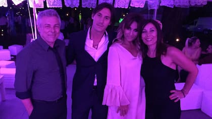 Marcela Tauro junto a su novio y unos amigos