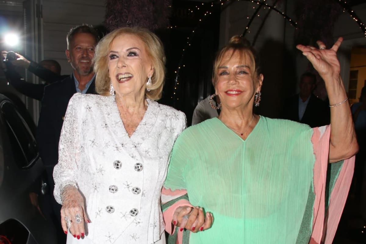 Marcela Tinayre acompañó a su mamá, Mirtha Legrand, en la llegada a su cumpleaños 99