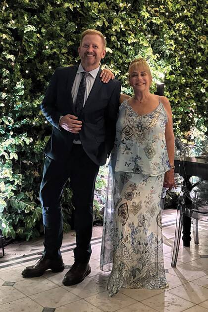 Marcela Tinayre, famosa por ser una gran anfitriona, posó con Ramiro Arzuaga.
