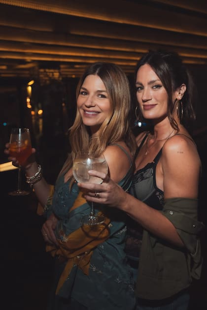 Marcela y Paula, listas para el brindis