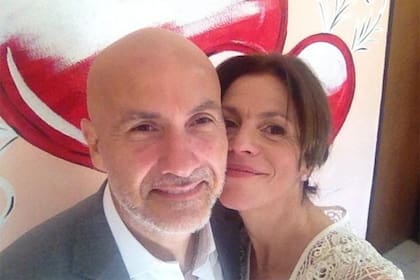 Marcela y su flamante marido, tras firmar el acta de matrimonio