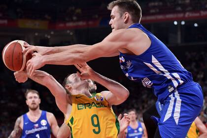 Marcelinho Huertas pierde la pelota ante Jaromir Bohacik