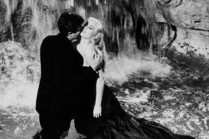 Marcello Mastroianni junto a Anita Ekberg en la Fontana di Trevi durante el rodaje de La Dolce Vita, de Federico Fellini. AFP PHOTO