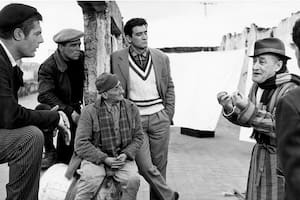 Marcello Mastroianni, Renato Salvatori, Carlo Pisacane y Vittorio Gassman escuchan a Totó. La comedia a la italiana en estado puro