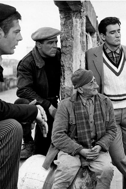 Marcello Mastroianni, Renato Salvatori, Carlo Pisacane y Vittorio Gassman escuchan a Totó. La comedia a la italiana en estado puro