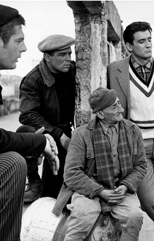 Marcello Mastroianni, Renato Salvatori, Carlo Pisacane y Vittorio Gassman escuchan a Totó. La comedia a la italiana en estado puro