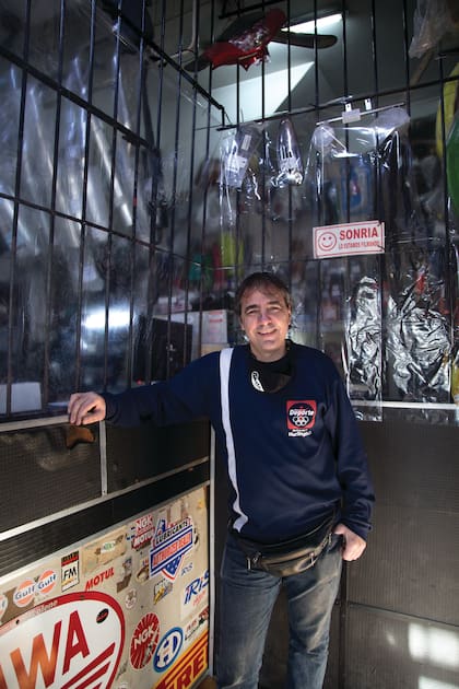Marcelo (55). Ocupación: Venta de repuestos de motos. ¿Qué es lo que más te gusta del oficio? “Me gusta compartir y explicar la diversidad de repuestos que se consiguen en otros lados”.