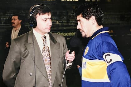 Marcelo Benedetto entrevistando a Maradona en Boca. Crédito: Instagram