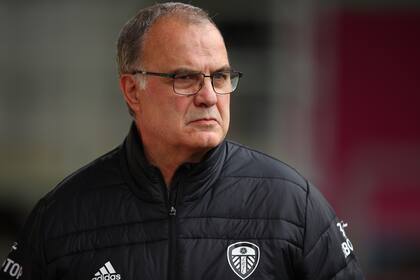 Marcelo Biels Dirigiendo al Leeds durante el partido entre Burnley y Leeds por la Premier league.