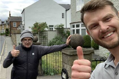 Marcelo Bielsa aceptó tomarse una foto con un fanático de Leeds.