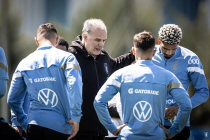 Marcelo Bielsa al frente de un entrenamiento de la selección de Uruguay