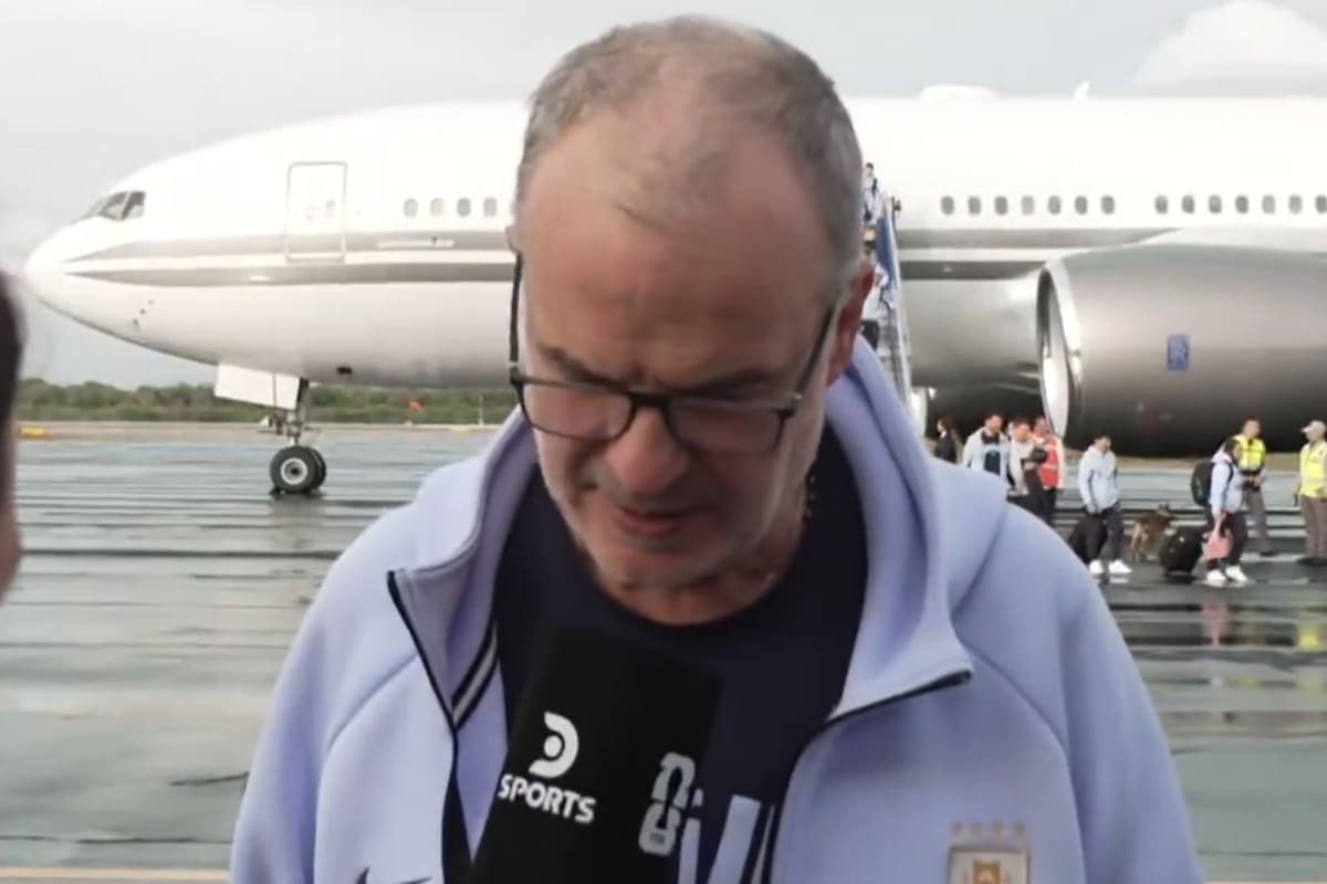 Marcelo Bielsa, al pie del avión tras llegar a los Estados Unidos, y una entrevista que despertó más incomodidad que palabras