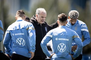 Otra polémica en Uruguay: su capitán se desgarró y le apuntaron al método de entrenamiento de Bielsa
