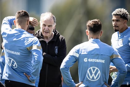 Marcelo Bielsa da indicaciones en un entrenamiento de la selección de Uruguay