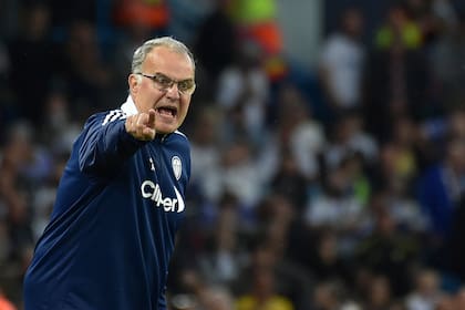 Marcelo Bielsa da una indicación durante su etapa como entrenador de Leeds