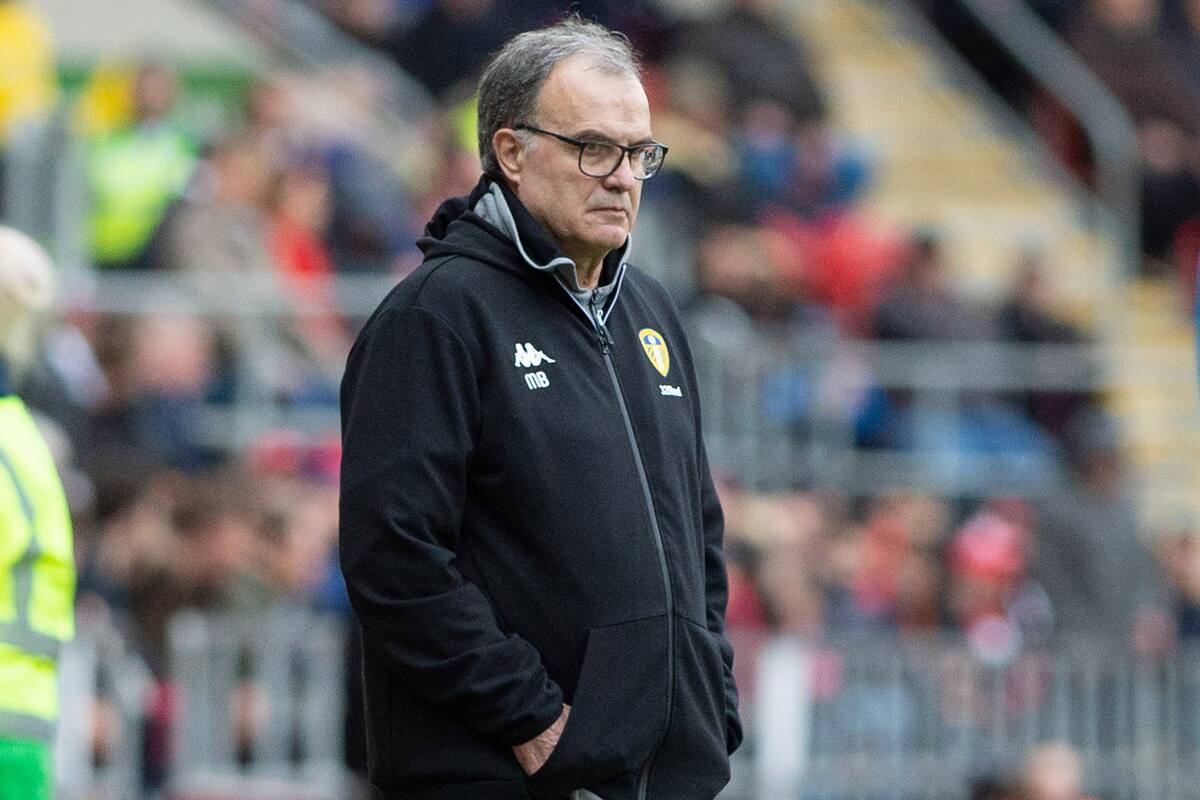 Marcelo Bielsa dirige por segunda temporada a Leeds United, con el objetivo de ascenderlo a la Premier League.