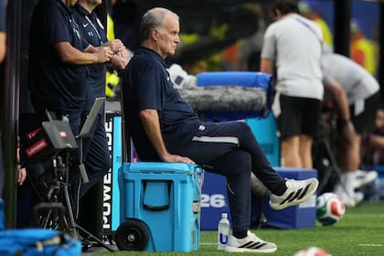 Marcelo Bielsa dispondría tres cambios en Uruguay, luego del 1-1 contra Arabia Saudita; la Celeste necesita ganar para no complicarse en el grupo H.