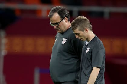 Marcelo Bielsa, DT de Athletic Bilbao, con Iker Muniain, el mediocampista que este lunes cerró su etapa en el club vasco; en la escena, un entrenamiento en mayo de 2012