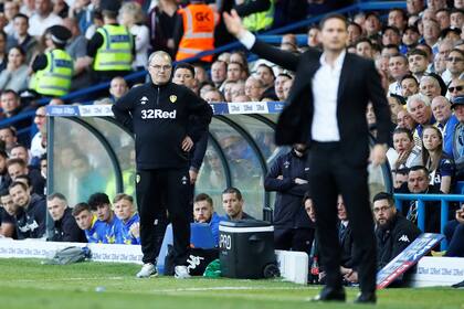 Marcelo Bielsa, DT de Leeds, frente a Frank Lampard, entrenador de Derby County; en 2019, el rosarino exigió a sus dirigidos que compensaran un gol mal habido dejándose marcar un tanto, y fue premiado por FIFA.