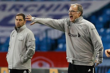 Bielsa da indicaciones, mientras lo observa un colaborador. Leeds se despidió en los 32os de final de la Carabao Cup