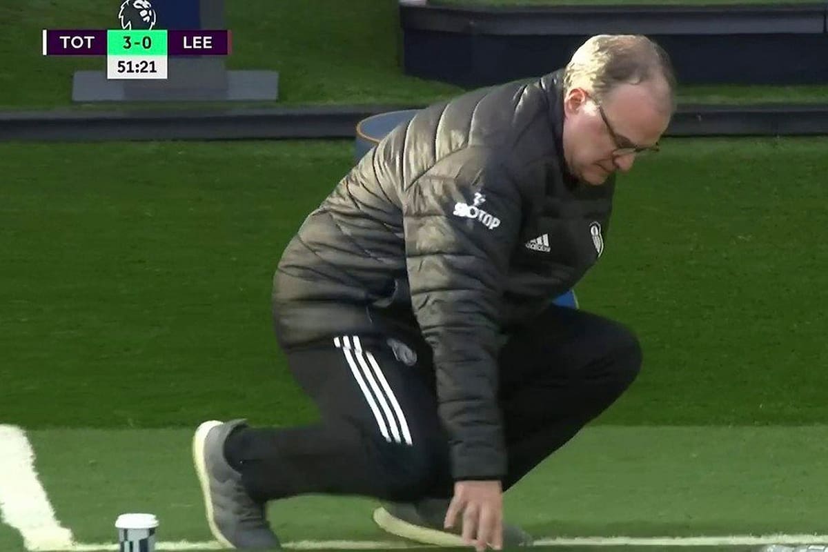 Marcelo Bielsa durante el partido que disputaron el Leeds y el Tottenham.