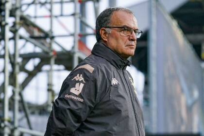 Marcelo Bielsa, durante el partido que su equipo, Leeds United, perdió por 2-1 con Fulham por el Championship inglés.