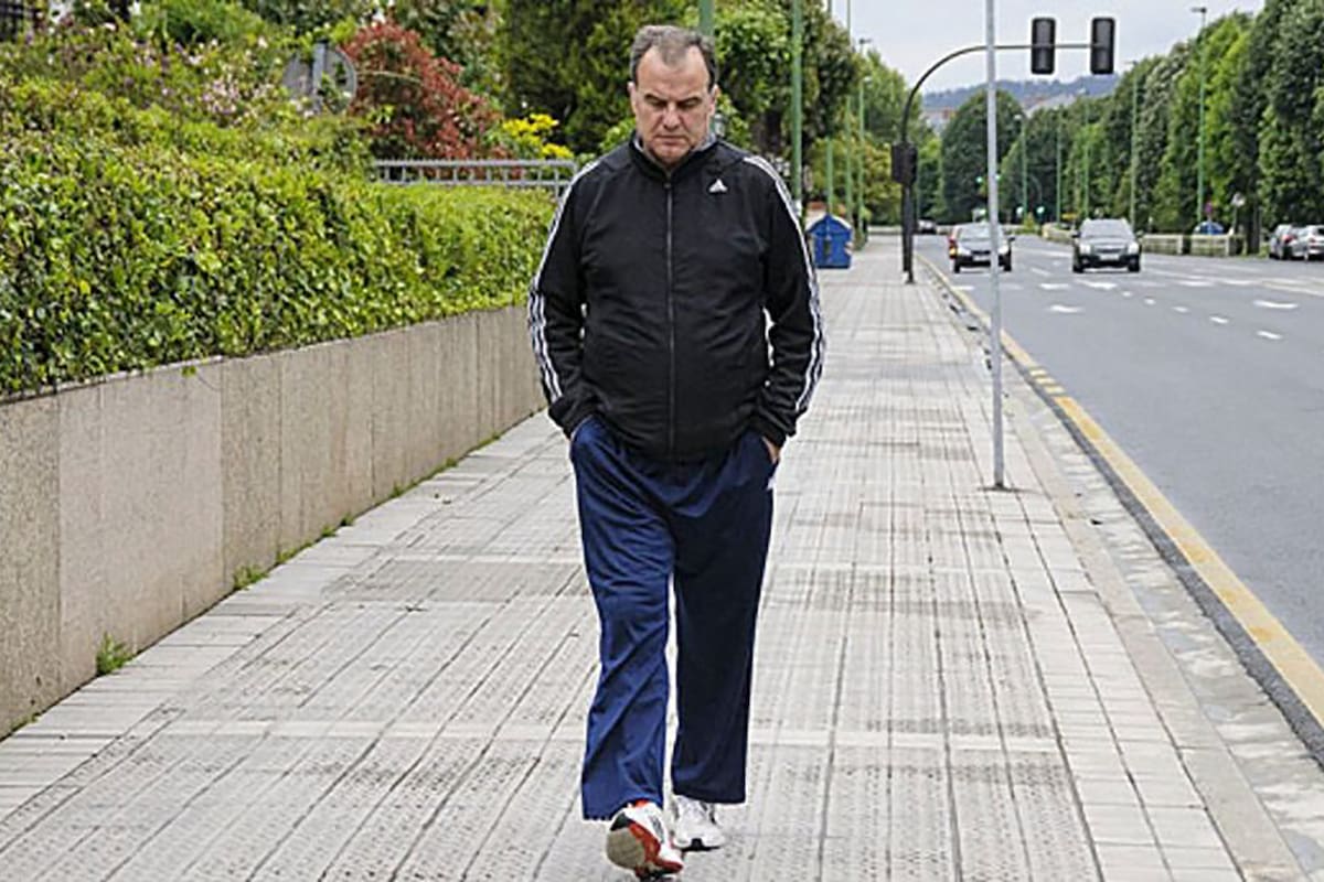 Marcelo Bielsa, durante una de sus caminatas por Montevideo, la capital uruguaya