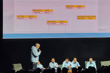 Marcelo Bielsa en el anuncio del plantel uruguayo para el Mundial