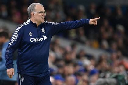 Marcelo Bielsa en Leeds, su última experiencia como entrenador, concluida hace casi un año con el despido; el rosarino estaría en el interés de Everton, que corre riesgo de descenso en la Premier League.