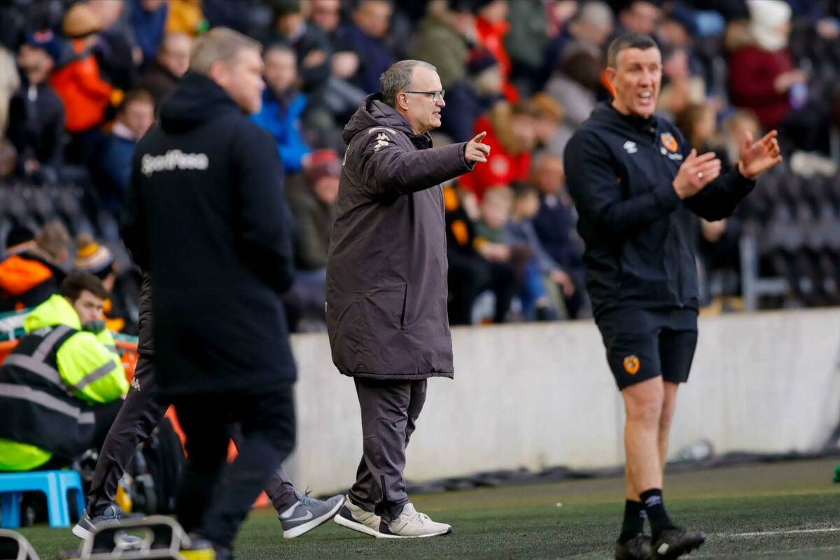 Marcelo Bielsa en plena tarea; contra Hull City, su Leeds está consiguiendo un cuarto éxito seguido.