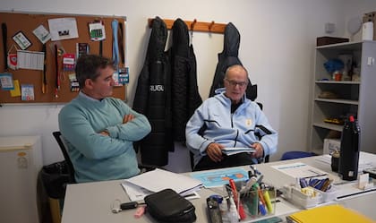 Marcelo Bielsa, en su oficina en el predio Celeste de la selección uruguaya, junto con el empresario Javier Pereira