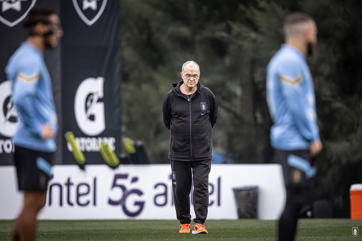 Marcelo Bielsa en uno de los entrenamientos de la selección de Uruguay de cara a la segunda fecha de eliminatorias