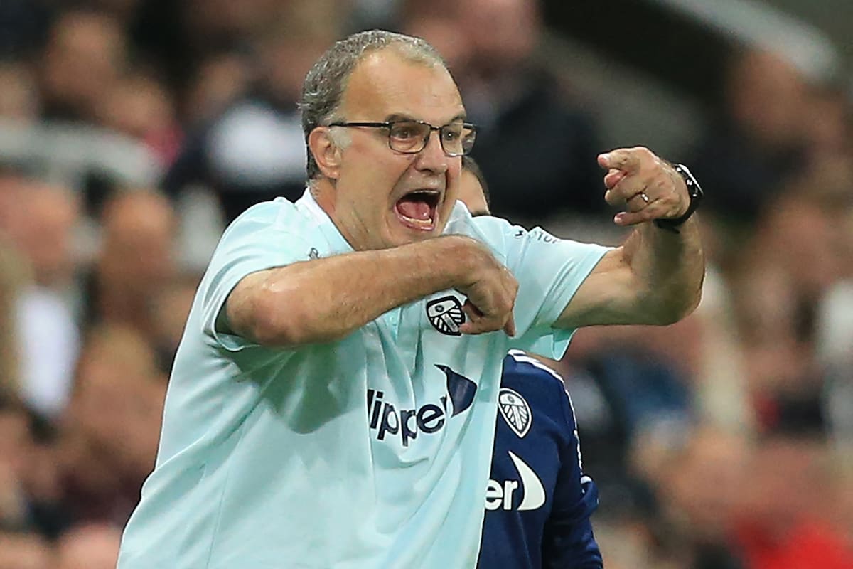 Marcelo Bielsa, enfático, durante el partido entre Leeds y Newcastle