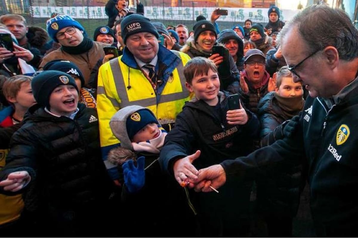 Marcelo Bielsa entrega chupetines antes del partido