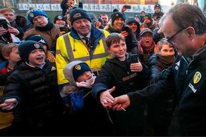 Marcelo Bielsa entrega chupetines antes del partido