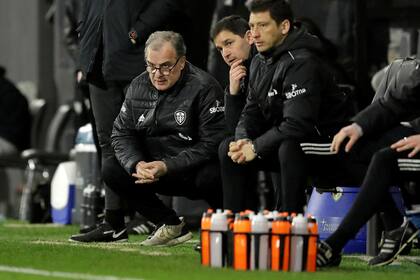 Marcelo Bielsa evalúa con su grupo de trabajo el primer tiempo de su equipo, Leeds, ante Fulham.