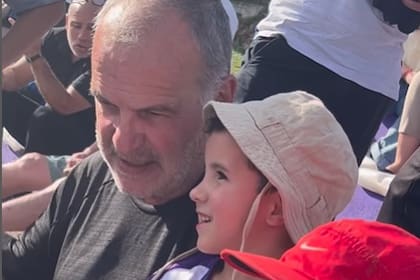 Marcelo Bielsa hablando en la tribuna con un joven hincha de Fénix, en el partido con Peñarol, por la liga uruguaya