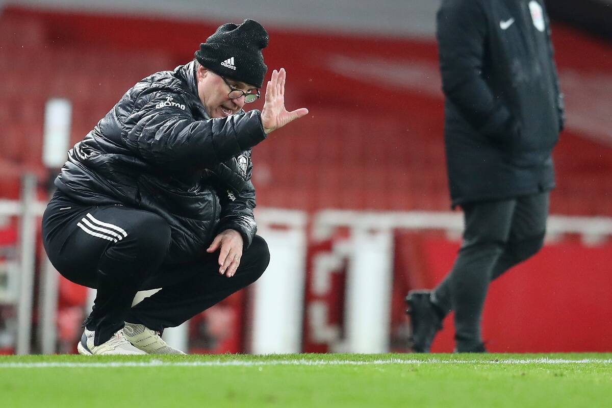 Marcelo Bielsa hace un gesto durante el partido que disputan el Leeds y el Arsenal.