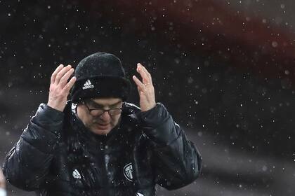 Bajo la lluvia de Londres, Bielsa se agarra la cabeza durante la derrota de Leeds ante Arsenal
