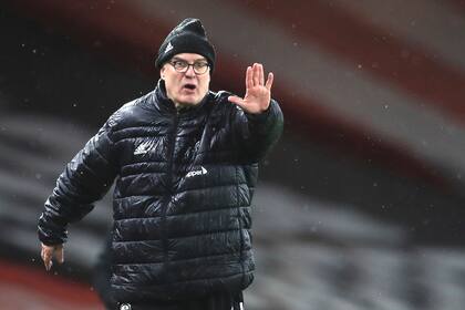 Marcelo Bielsa hace un gesto durante el partido que disputan el Leeds y el Arsenal.